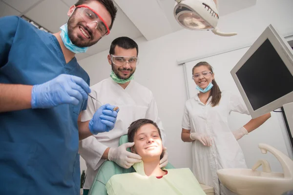 Garçon Avec Des Dents Parfaites Chez Dentiste Faire Vérifier Avec — Photo