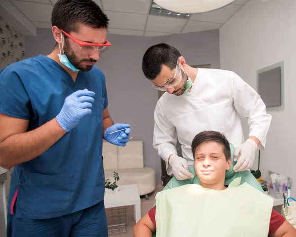 Menino Com Dentes Perfeitos Dentista Fazendo Check Com Clínica Segundo — Fotografia de Stock