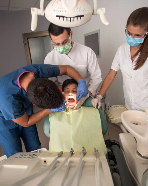 口腔衛生医療コンセプトで医院でチェックをやっている歯科医で完璧な歯を持つ少年 — ストック写真