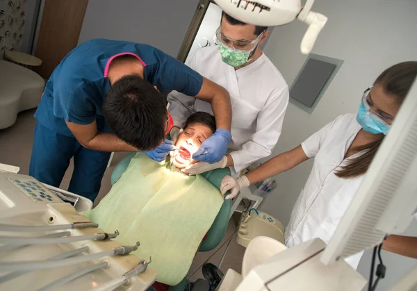 Garçon Avec Des Dents Parfaites Chez Dentiste Faire Vérifier Avec — Photo