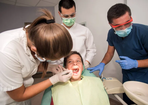 Garçon Avec Des Dents Parfaites Chez Dentiste Faire Vérifier Avec — Photo