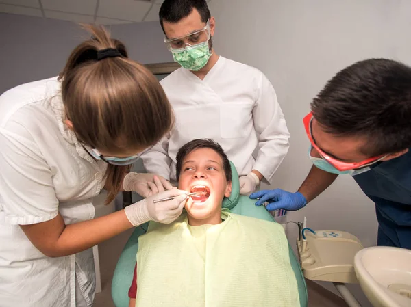 Garçon Avec Des Dents Parfaites Chez Dentiste Faire Vérifier Avec — Photo