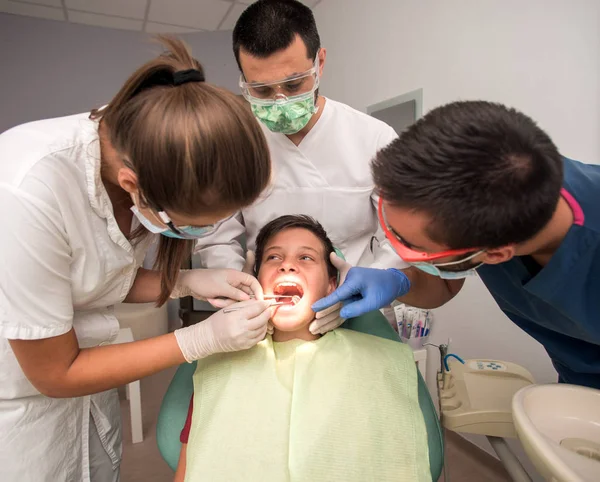 Pojke Med Perfekta Tänder Hos Tandläkaren Gör Med Clininc Bakgrunden — Stockfoto