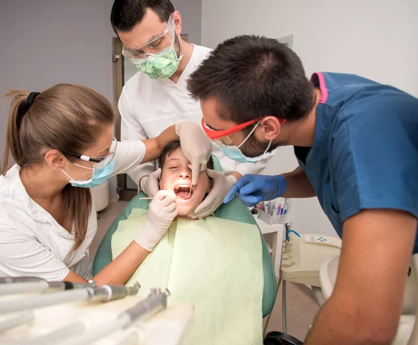 Pojke Med Perfekta Tänder Hos Tandläkaren Gör Med Clininc Bakgrunden — Stockfoto