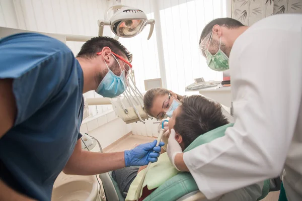 Хлопчик Ідеальними Зубами Стоматолога Робить Огляд Клінікою Задньому Плані Концепція — стокове фото