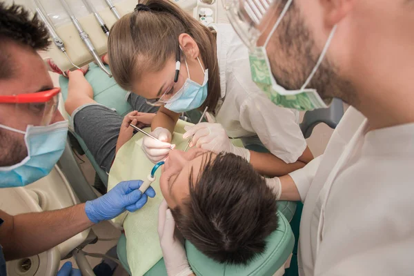 Garçon Avec Des Dents Parfaites Chez Dentiste Faire Vérifier Avec — Photo