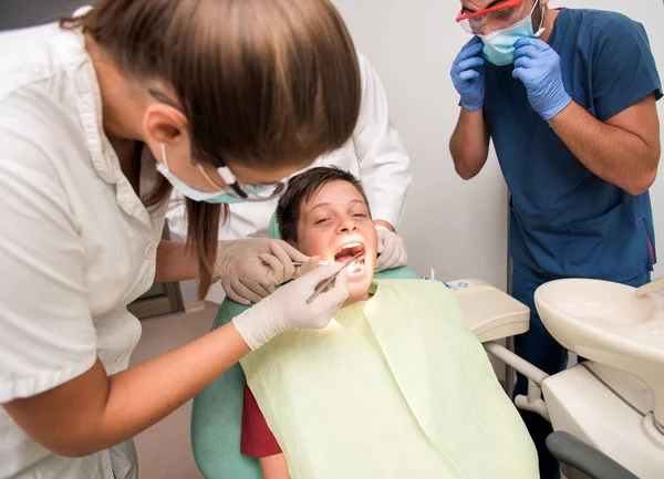 Chlapec Dokonalé Zuby Zubaře Dělá Kontrolu Clininc Pozadí Koncepce Zdravotní — Stock fotografie