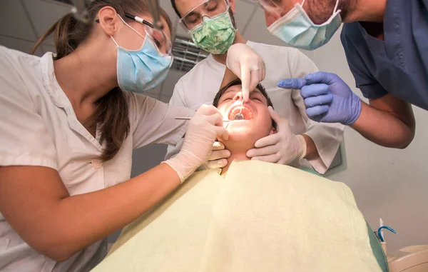 Garçon Avec Des Dents Parfaites Chez Dentiste Faire Vérifier Avec — Photo