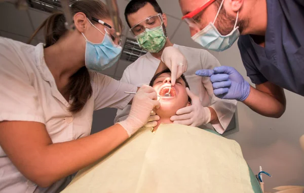 Pojke Med Perfekta Tänder Hos Tandläkaren Gör Med Clininc Bakgrunden — Stockfoto