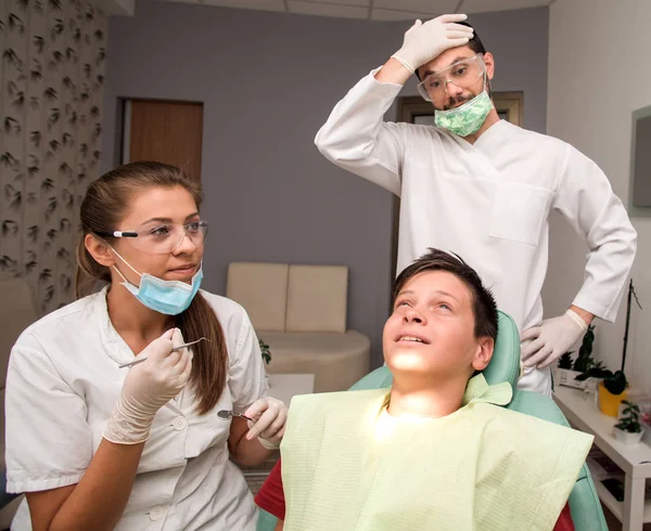 Chłopiec Idealne Zęby Dentysty Robienie Podpisywać Clininc Tle Pojęcie Opieki — Zdjęcie stockowe