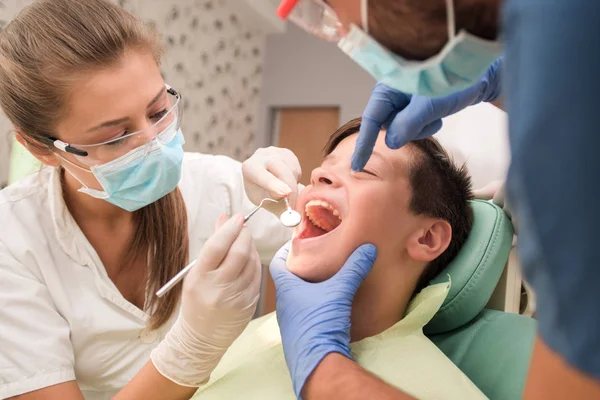 Pojke Med Perfekta Tänder Hos Tandläkaren Gör Med Clininc Bakgrunden — Stockfoto