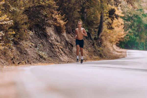 Athlète homme fitness coureur sprint rapidement à l'extérieur.Trail running — Photo