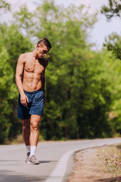山の道をジョギングするクロスフィット無気力な男 — ストック写真