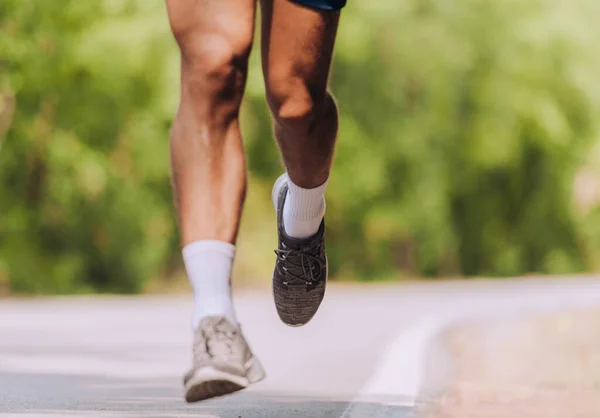 Fitte Joggerin trainiert für Marathon im Herbst — Stockfoto