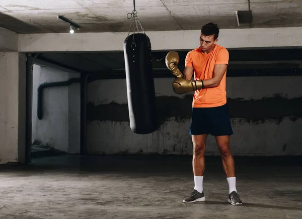 Força boxeador masculino treinando com saco de perfuração. Exercício de boxe — Fotografia de Stock