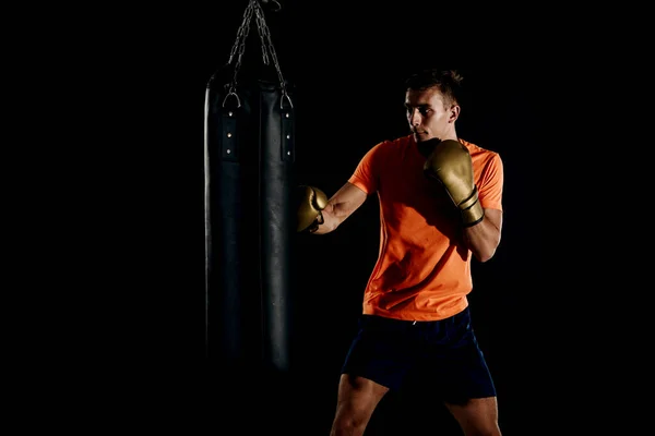 Hombre atlético en entrenamiento de ropa deportiva negra para boxear con puñetazos b — Foto de Stock