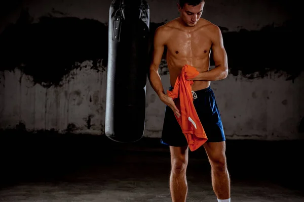 Boksör boks egzersizinden sonra tişört değiştirir — Stok fotoğraf