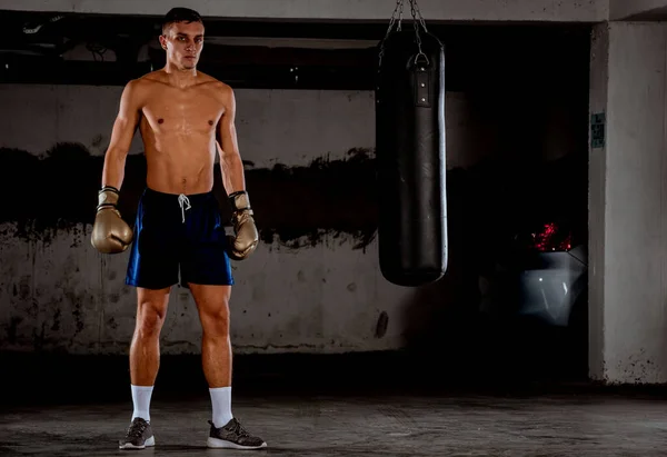 Boxeador agotado después del entrenamiento —  Fotos de Stock