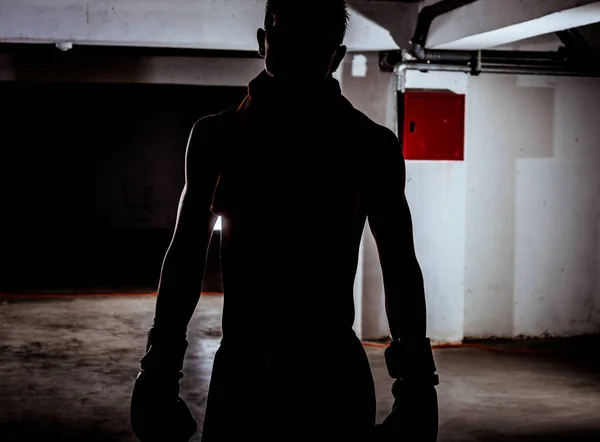 Guapo joven y en forma hombre listo para el entrenamiento — Foto de Stock