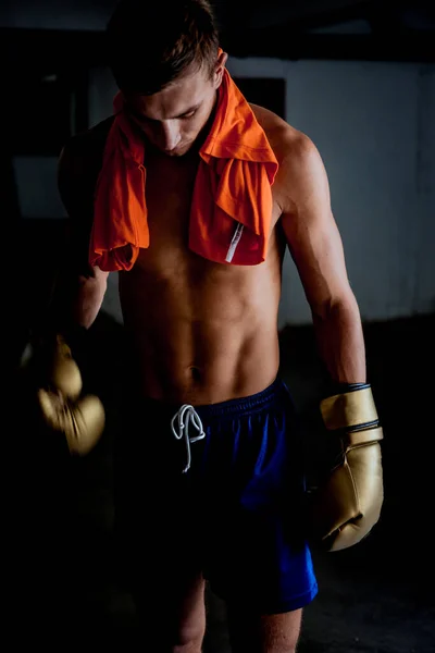 Luchador sin camisa descansando después del ejercicio de boxeo — Foto de Stock