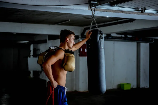 Hombre Musculoso Con Guantes Boxeo Tomando Descanso Del Ejercicio —  Fotos de Stock