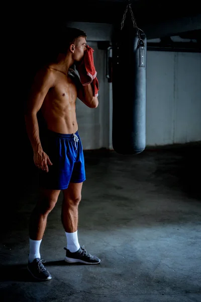 Joven Hombre Orgulloso Limpiándose Cara Con Toalla Después Entrenamiento Muy —  Fotos de Stock