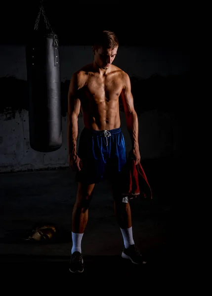 Homem Muscular Com Toalha Fazendo Pausa Exercício — Fotografia de Stock