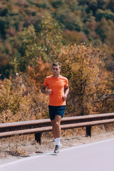 マウンテントレイルマラソンは ランニング中のフィットネスや健康的なライフスタイルのためのマントレーニング — ストック写真