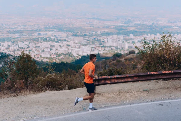 Sprinter Man Rent Hoge Snelheid Door Prachtig Exotisch Berglandschap Tegen — Stockfoto