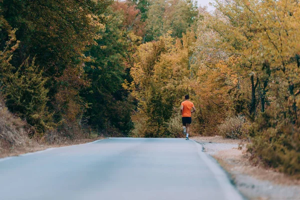 Runner atleet op bospad. Man fitness joggen werk — Stockfoto