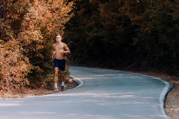 Laufsportler Mann. Läufer sprintet beim Training im Freien — Stockfoto