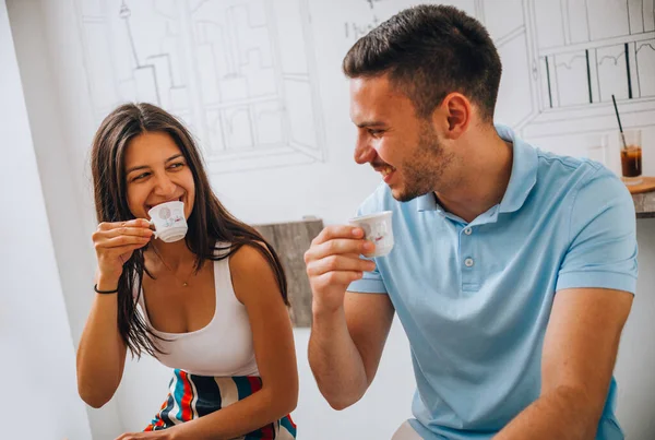 Aantrekkelijke jonge man en zijn vriendin met koffie in Cafe — Stockfoto