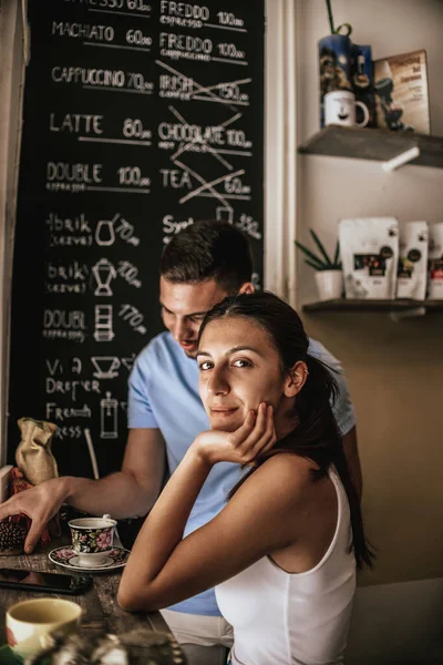 若い白人男性と女性のカップルがコーヒーショップで熱いコーヒードリンクでリラックス幸福感 — ストック写真
