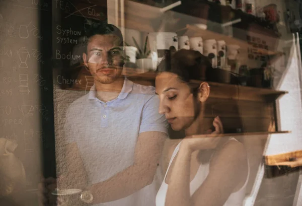 Linda pareja tomando café juntos en la cafetería —  Fotos de Stock