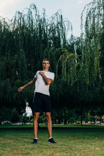 Esercizio di stretching - sport crossfit uomo outdoor — Foto Stock