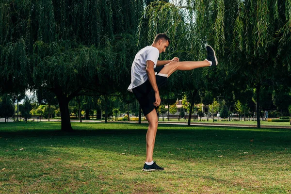 Man sträcker hängband ben muskler under utomhus crossfit wor — Stockfoto