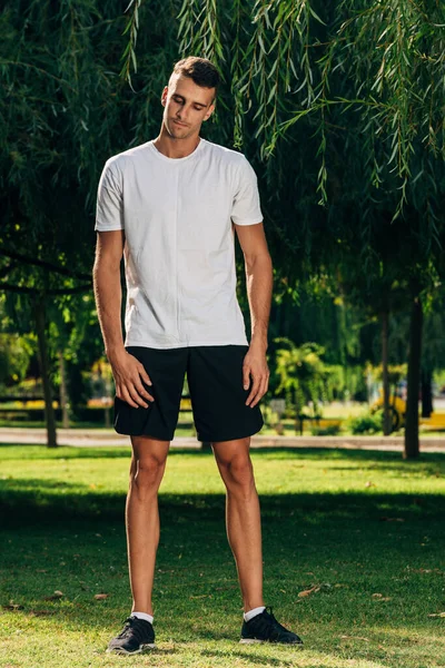 Man presteert stretching voor de sport in het park — Stockfoto