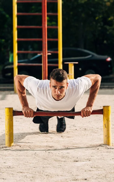 Fitness hombre fuerza entrenamiento cuerpo núcleo haciendo flexiones —  Fotos de Stock