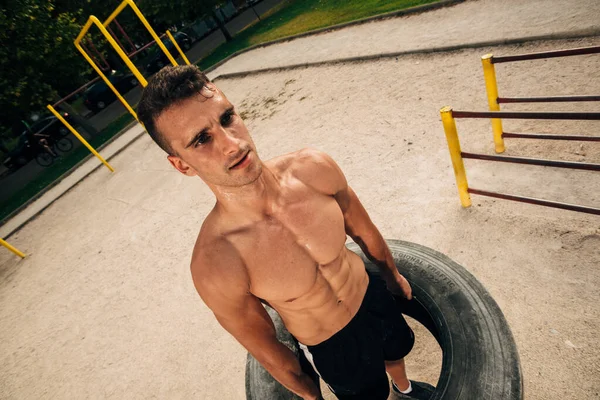 Fitter männlicher Athlet, der Crossfit-Übungen durchführt — Stockfoto