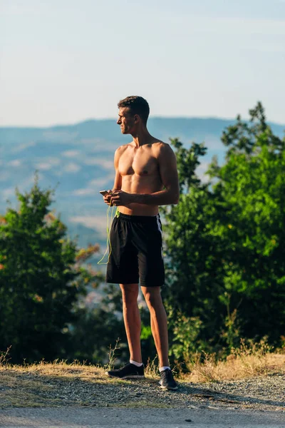 Jongeman bereid je voor om door de berg te rennen — Stockfoto