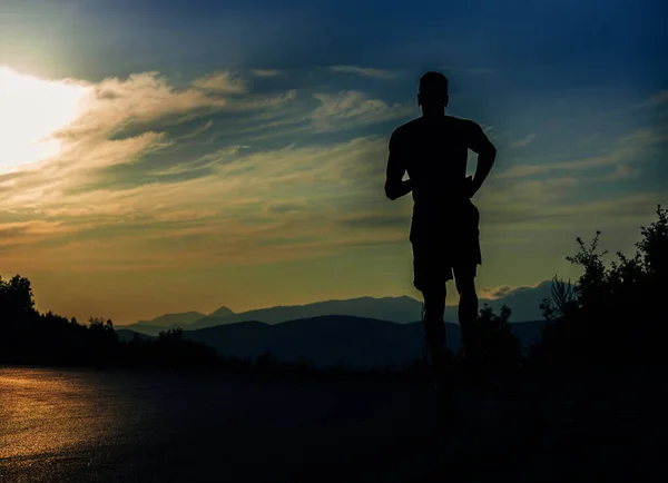 Sportivo Giovane Corridore Jogging Grande Velocità Una Strada Montagna — Foto Stock