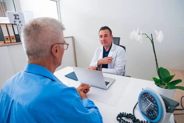 Médico bonito e seu paciente sênior (mais velho) discutindo a sy — Fotografia de Stock