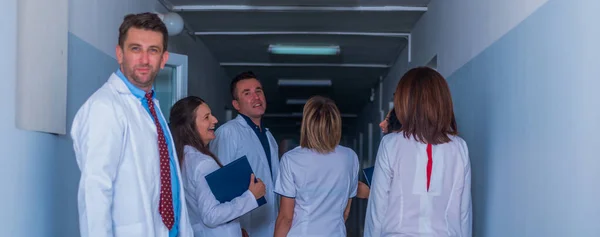 Grupo de personal médico, médicos de equipo y enfermeras posando en la ha — Foto de Stock