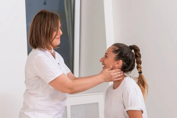 Médico Femenino Revisando Boca Una Adolescente Con Depresor —  Fotos de Stock