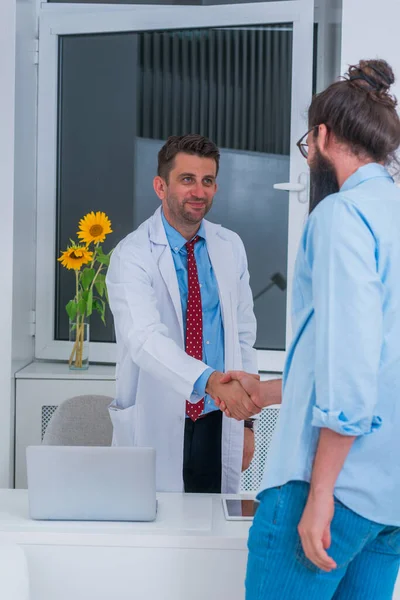 Arzt spricht mit Hipster-Patientin im Büro und erklärt — Stockfoto