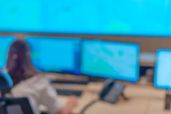 Wazig foto van bewakers die werken op computers terwijl sitt — Stockfoto