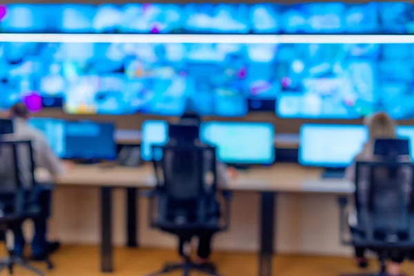 Verschwommenes Foto von Wachleuten, die vor Ort an Computern arbeiten — Stockfoto