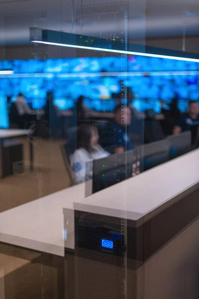 Reflexão Uma Equipe Agência Segurança Que Trabalha Data Center — Fotografia de Stock