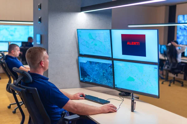 Monitoreo Operadores Computadoras Masculinas Desde Centro Seguridad Informática Logística —  Fotos de Stock