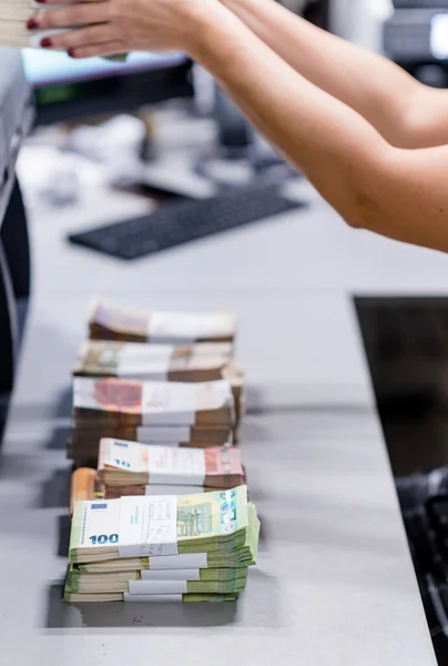 Contando personas organizando paquetes de dinero — Foto de Stock